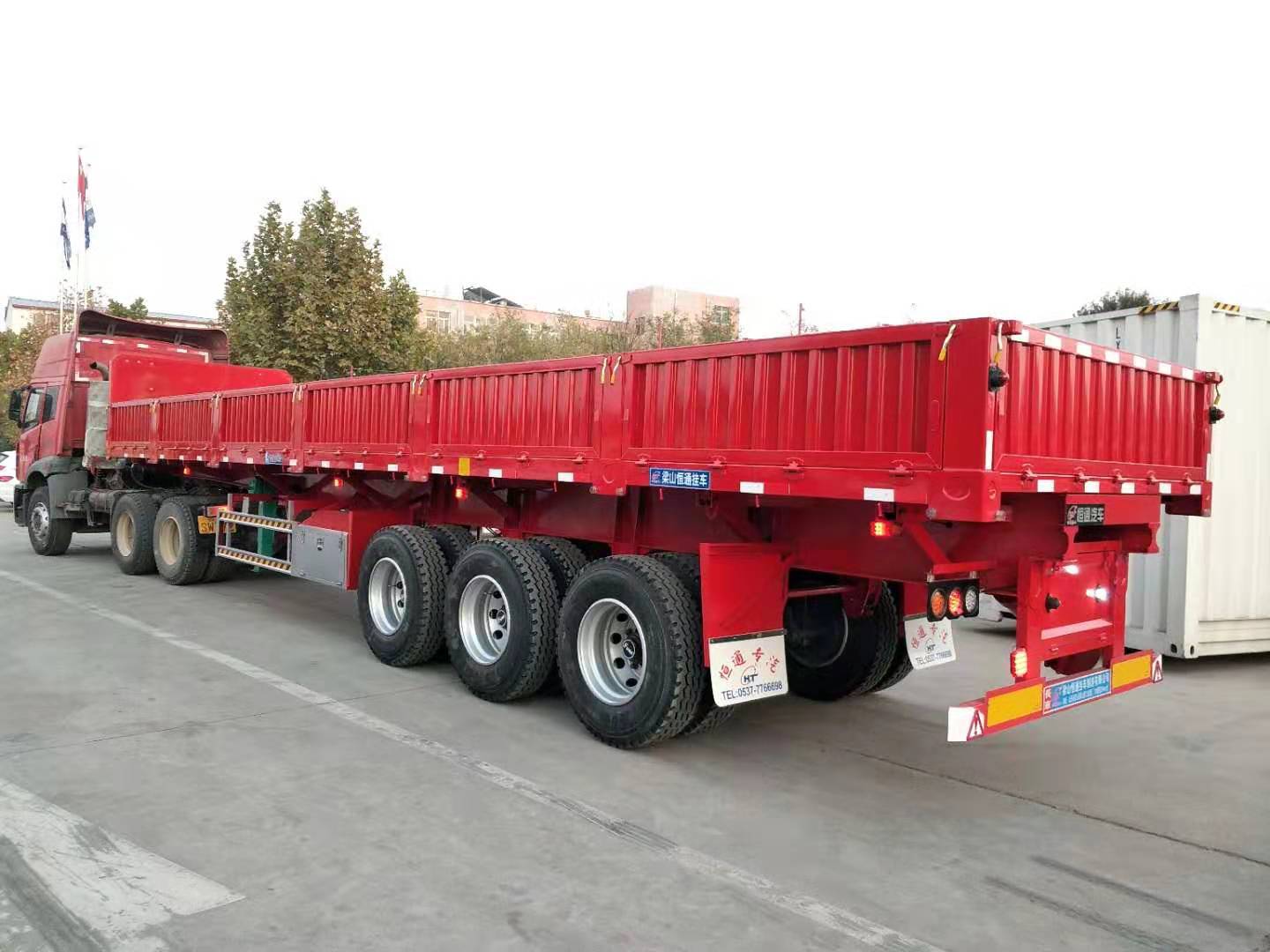 侧翻自卸车